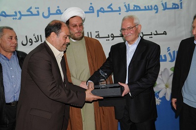 رئيس المجلس البلدي صبحي صقر يسلّم الأستاذ بليبل درعاً تقديرية (تصوير جهاد قانصوه)