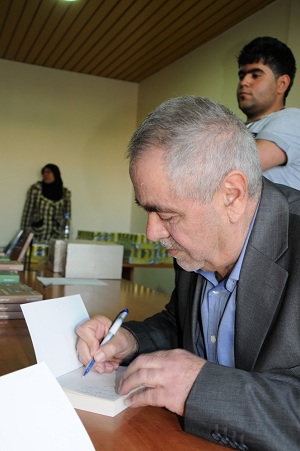 الدكتور زيتون يوقع كتابه